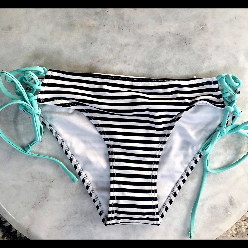 NWOT❗️Forever 21 black & white bikini bottom